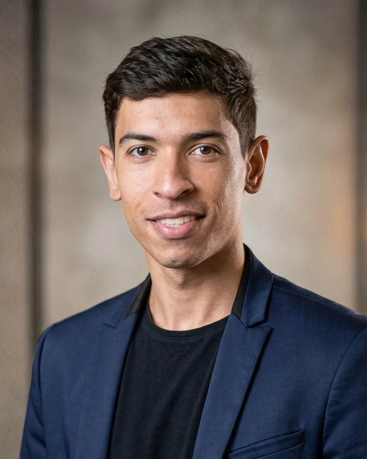 Jessé Silva, Founder da Criall, em retrato com blazer verde escuro.